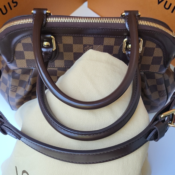 🔥SOLD🔥LOUIS VUITTON Damier Trevi PM Shoulder Bag - Picture 9 of 17